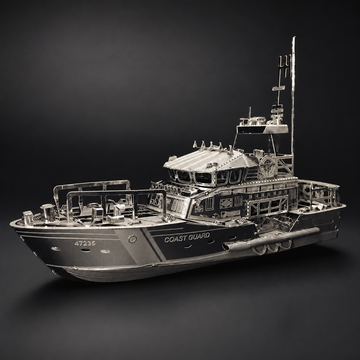 Zilveren Coast Guard-reddingsboot als gedetailleerd metalen bouwmodel in studio-opname