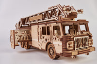 Het WoodTrick Rescue Firetruck - Houten Brandweerauto Bouwpakket van WoodTrick bevat laser-gesneden, interlockende stukken en heeft een ladder op het dak plus een open zijdeur die uitrusting laat zien.