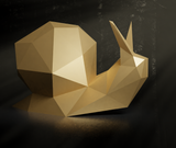 Gouden slak als geometrisch 3D-papiermodel in warme donkere belichting