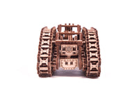 De WoodTrick Stoomtank - Steampunk Bouwpakket van WoodTrick is een gedetailleerd houten model met ingewikkelde tandwielen en rupsbanden, vooraan afgebeeld op een witte achtergrond - ideaal als houten puzzel volwassenen.