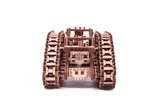 De WoodTrick Stoomtank - Steampunk Bouwpakket van WoodTrick is een gedetailleerd houten model met ingewikkelde tandwielen en rupsbanden, vooraan afgebeeld op een witte achtergrond - ideaal als houten puzzel volwassenen.