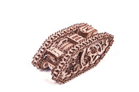 De WoodTrick Stoomtank - Steampunk Bouwpakket van WoodTrick is een gedetailleerd houten model met zichtbare tandwielen en ingewikkelde bewegende delen, afgebeeld op een witte achtergrond.