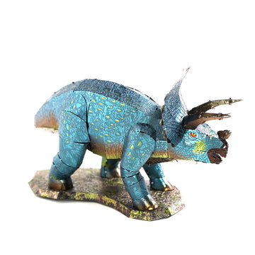 Volledig opgebouwde kleurrijke metalen Triceratops met blauwgroene huid, bronzen hoorns en displayvoet
