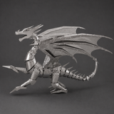 Volledig zilveren metalen drakenmodel met open bek, twee poten, grote vleugels en gekrulde staart in studio-opname