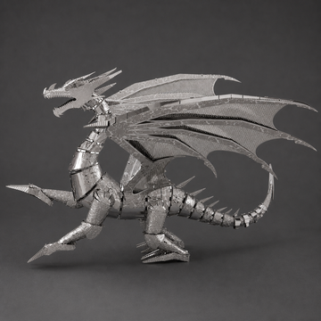 Volledig zilveren metalen drakenmodel met open bek, twee poten, grote vleugels en gekrulde staart in studio-opname
