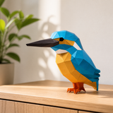 Zittende ijsvogel van papier als kleurrijk kunstwerk op een houten kast