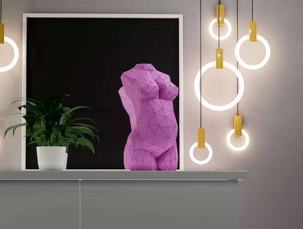 Zwangere Venus 3D-papiermodel van 40 cm op een kast als interieurdecoratie