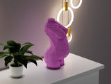 Lila zwangere Venus van 40 cm als geometrisch 3D-papiermodel in een interieur