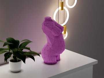 Lila zwangere Venus van 40 cm als geometrisch 3D-papiermodel in een interieur