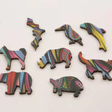 Kleurrijke dieren met ingewikkelde patronen - waaronder de Paard Houten Puzzel (A3 formaat) - Nobel Dier Figuurpuzzel van SlimSpul nederland b.v.- liggen op een licht oppervlak. Inclusief hond, neushoorn, zeehond, dolfijn, beer, kat, vleermuis en vogel.