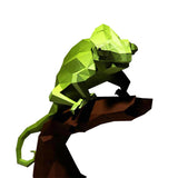 De Kameleon op Tak 3D Papier Model van SlimSpul nederland b.v. is een uitdagend reptielen bouwpakket. De low-poly kameleon zit op een bruine tak; beide zijn gemaakt van vlakke, geometrische vormen voor een uniek papercraft effect.