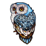 Een gestileerde uil met blauwe, witte en bruine veren en felgele ogen op een witte achtergrond - perfect voor de Uil Houten Figuurpuzzel (A3) met verborgen dierenstukjes van SlimSpul nederland b.v., een ideaal cadeau voor vogelliefhebbers.