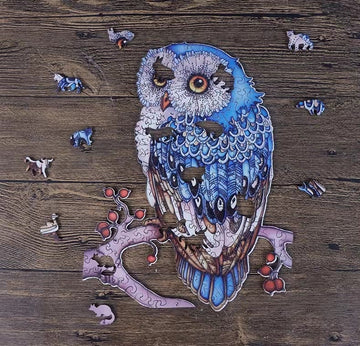 De Uil Houten Figuurpuzzel (A3) van SlimSpul nederland b.v. met verborgen dierenstukjes zoals koe, varken en paard is deels gelegd op hout-een ideaal cadeau voor vogelliefhebbers.