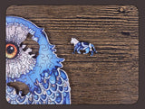 De Uil Houten Figuurpuzzel (A3) van SlimSpul nederland b.v. ligt deels voltooid op hout, met rechts een kattenvormig dierenstukje-een figuurpuzzel cadeau waar vogelliefhebbers dol op zullen zijn!.