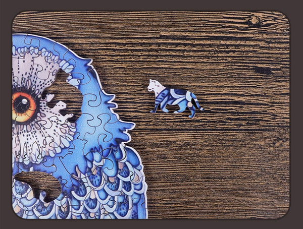 De Uil Houten Figuurpuzzel (A3) van SlimSpul nederland b.v. ligt deels voltooid op hout, met rechts een kattenvormig dierenstukje-een figuurpuzzel cadeau waar vogelliefhebbers dol op zullen zijn!.