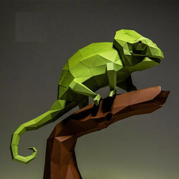 De Kameleon op Tak 3D Papier Model van SlimSpul nederland b.v. is een geometrisch, origami-stijl kameleon bouwpakket dat op een bruine, hoekige tak tegen een donkere achtergrond zit.
