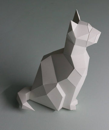 Witte observerende kat als gebouwd 3D papiermodel, schuin van opzij
