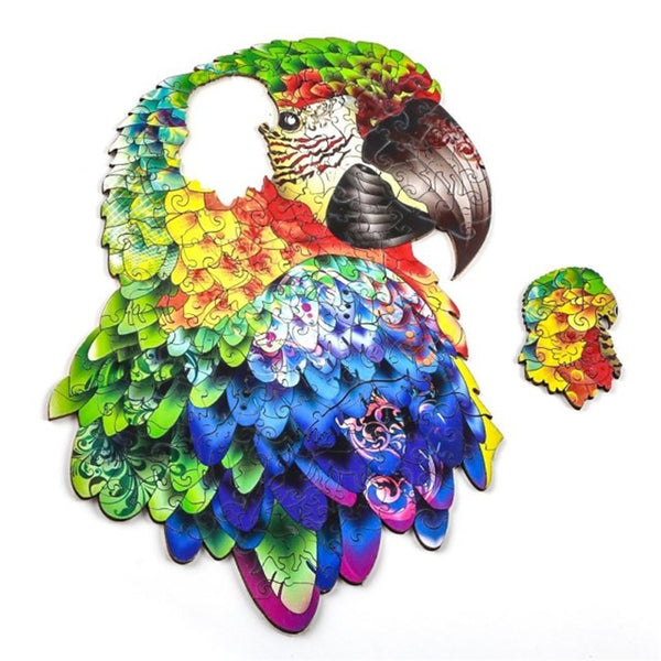 De Papegaai Houten Puzzel (A3 formaat) - Kleurrijk Vogel Figuurpuzzel van SlimSpul nederland b.v. heeft levendige blauwe, groene, gele en rode veren en wordt getoond naast een kleinere dierenfiguur puzzel - perfect voor fans van tropische vogels.
