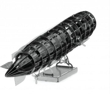 Opengewerkte zilveren Zeppelin als metalen bouwmodel met zichtbaar ribbenframe en displayvoet