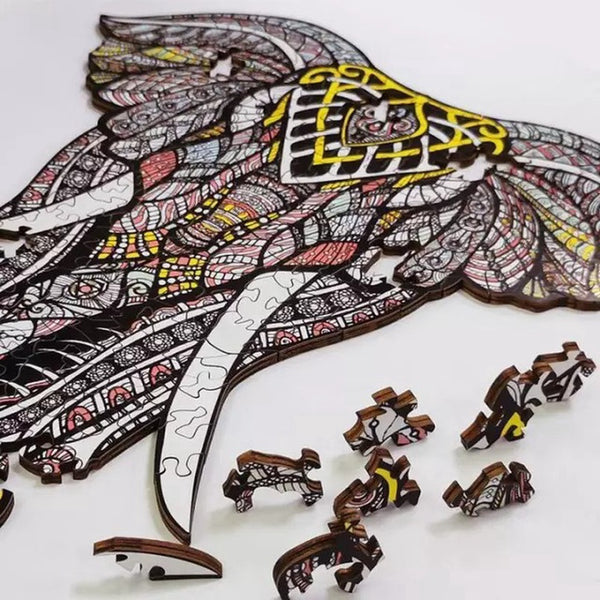 Een gedeeltelijk voltooide Grijze Olifant Houten Puzzel (A3 formaat) - Majestueus Dier Figuurpuzzel van SlimSpul nederland b.v. toont gedetailleerde zwarte, gele en rode ontwerpen. Diervormige stukjes, sommige lijken op kleine beestjes, liggen verspreid in de buurt.