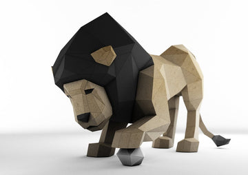 Leeuw met zwarte manen en zilverkleurige bal als groot geometrisch 3D papiermodel