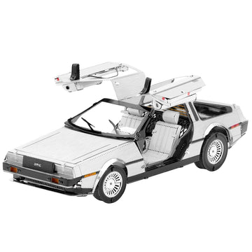 Zilverkleurige DeLorean tijdmachine als metalen bouwpakket met beide vleugeldeuren open