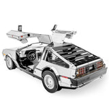 Het DeLorean Tijdmachine Metalen Bouwpakket van SlimSpul nederland b.v. heeft openstaande vleugeldeuren en een gedetailleerd interieur-een must-have miniatuur sportwagen voor Back to the Future fans.