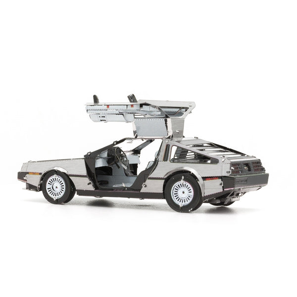 Het DeLorean Tijdmachine Metalen Bouwpakket van SlimSpul nederland b.v. toont de iconische Back to the Future auto met openstaande vleugeldeuren, gedetailleerd interieur en futuristisch design tegen een witte achtergrond.