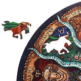 Een close-up van de Dierenriem Houten Puzzel (A4+ van A3) - Astrologische Figuurpuzzel van SlimSpul nederland b.v., met dierenriemsymbolen, een boogschutterfiguur en een groengevormd paardvormig stuk bij de rand.