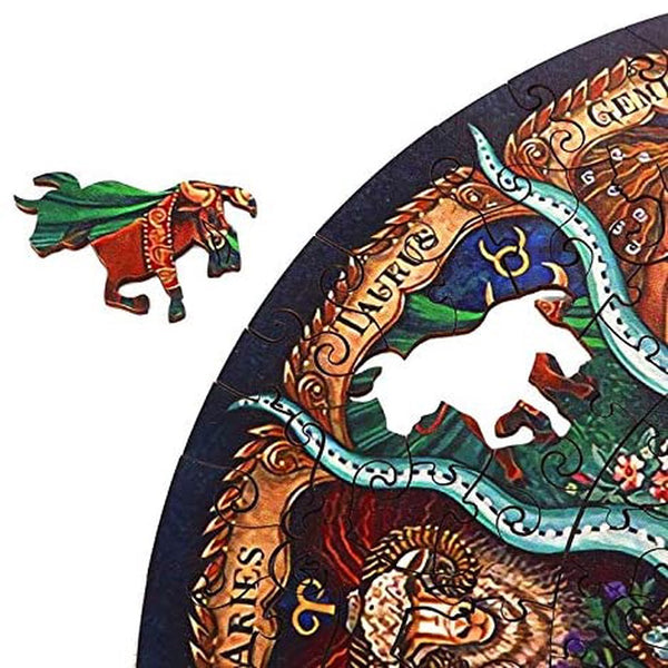 Een close-up van de Dierenriem Houten Puzzel (A4+ van A3) - Astrologische Figuurpuzzel van SlimSpul nederland b.v., met dierenriemsymbolen, een boogschutterfiguur en een groengevormd paardvormig stuk bij de rand.
