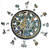 De SlimSpul nederland b.v. Dierenriem Houten Puzzel (A4+ of A3) - Astrologische Figuurpuzzel heeft ingewikkelde dierenriemontwerpen en bijpassende stukjes voor alle twaalf astrologische tekens, gerangschikt in een kleurrijke cirkel op een witte achtergrond.