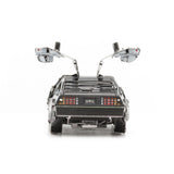 Een DeLorean Tijdmachine Metalen Bouwpakket van SlimSpul nederland b.v., gezien van achteren met open vleugeldeuren. Ideaal voor Back to the Future fans of verzamelaars die een uniek modelauto bouwpakket zoeken.