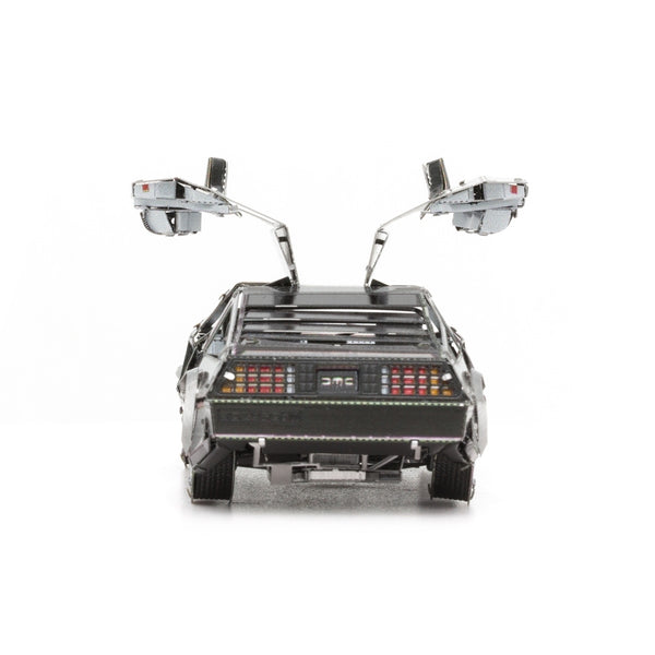 Een DeLorean Tijdmachine Metalen Bouwpakket van SlimSpul nederland b.v., gezien van achteren met open vleugeldeuren. Ideaal voor Back to the Future fans of verzamelaars die een uniek modelauto bouwpakket zoeken.