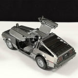 De DeLorean Tijdmachine Metalen Bouwpakket van SlimSpul nederland b.v. is een gedetailleerd Back to the Future automodel met openstaande vleugeldeuren, ideaal voor fans en verzamelaars. Geplaatst tegen een zwart-witte achtergrond.