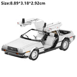 De DeLorean Tijdmachine Metalen Bouwpakket van SlimSpul nederland b.v. (8,89 x 3,18 x 2,92 cm) is een miniatuur sportwagen met openstaande vleugeldeuren, perfect voor fans van de Back to the Future auto's.