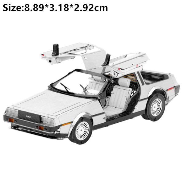 De DeLorean Tijdmachine Metalen Bouwpakket van SlimSpul nederland b.v. (8,89 x 3,18 x 2,92 cm) is een miniatuur sportwagen met openstaande vleugeldeuren, perfect voor fans van de Back to the Future auto's.