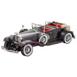 De SlimSpul nederland b.v. 1935 Duesenberg Metalen Bouwpakket - Klassieke Oldtimer Auto heeft een rood interieur, chromen accenten, whitewall banden en fijne metalen details, afgebeeld vanaf de voorkant op een effen witte achtergrond.