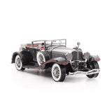 De 1935 Duesenberg Metalen Bouwpakket - Klassieke Oldtimer Auto van SlimSpul nederland b.v. heeft een vintage zwarte styling, chromen details, whitewall banden en rode spatbord accenten - perfect voor verzamelaars. Gefotografeerd op een witte achtergrond.