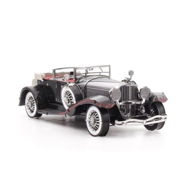 De 1935 Duesenberg Metalen Bouwpakket - Klassieke Oldtimer Auto van SlimSpul nederland b.v. heeft een vintage zwarte styling, chromen details, whitewall banden en rode spatbord accenten - perfect voor verzamelaars. Gefotografeerd op een witte achtergrond.