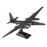 Een zwart modelvliegtuig van SlimSpul nederland b.v. Vliegtuigen & Apollo Raket Metalen Bouwpakketten (Diverse Modellen) heeft lange vleugels, dubbele staartvinnen en rode markeringen - perfect voor verzamelaars van vliegtuigen modellen of metalen bouwpakketten fans.