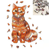 De Rode Kater Houten Puzzel (A3 formaat) - Charmante Kat Figuurpuzzel van SlimSpul nederland b.v. toont een oranje kat-vormige puzzel met dierenvormige stukjes, waarvan sommige rond de kat zweven en rechtsboven een close-up van de puzzelstukken.