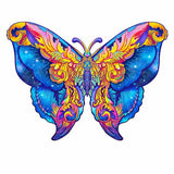 De Blauwe Vlinder Houten Puzzel (A3 formaat) van SlimSpul nederland b.v. is een betoverende figuurpuzzel met blauwe, gele en roze vleugels, zwierige patronen en een kosmisch effect-perfect voor puzzelliefhebbers.