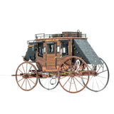Het Postkoets Metalen Bouwpakket van SlimSpul nederland b.v. is een historisch Wild West voertuig, ideaal voor modelbouwliefhebbers van klassieke voertuigen, compleet met grote spaakwielen en bagagerekken, op een witte achtergrond.