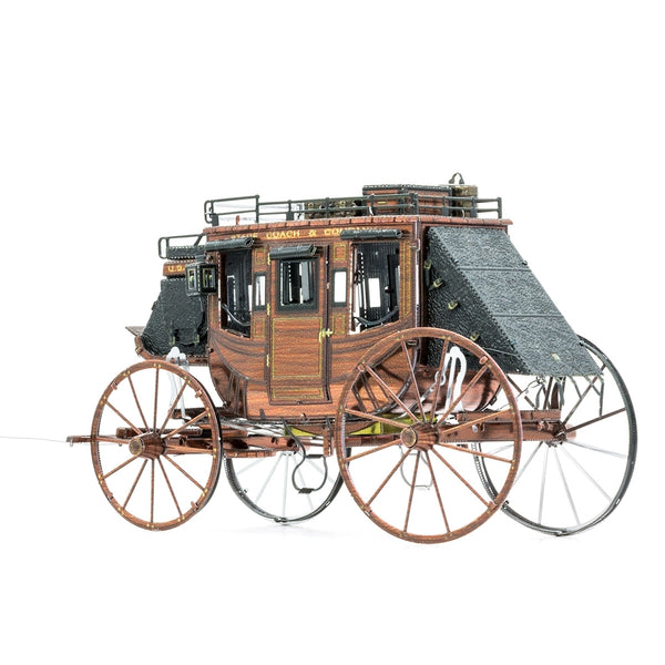 Het Postkoets Metalen Bouwpakket van SlimSpul nederland b.v. is een historisch Wild West voertuig, ideaal voor modelbouwliefhebbers van klassieke voertuigen, compleet met grote spaakwielen en bagagerekken, op een witte achtergrond.