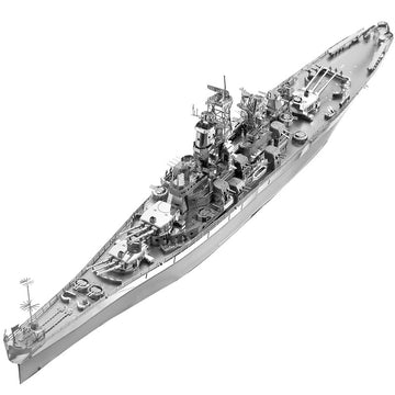 Volledig zilverkleurig USS Missouri metalen bouwmodel schuin van boven met lange romp, geschuttorens en bovenbouw