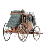 Het Postkoets Metalen Bouwpakket - Historisch Wild West Voertuig van SlimSpul nederland b.v. is een vintage metalen postkoetsmodel met grote spaakwielen, zwart dak en bagageruimte achterop, afgebeeld op een witte achtergrond.
