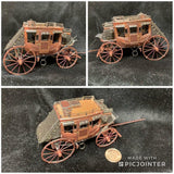 Collage van drie foto's van het gedetailleerde SlimSpul nederland b.v. Postkoets Metalen Bouwpakket - Historisch Wild West Voertuig op zwart, met één foto inclusief een muntstuk voor de schaal. Het miniatuur heeft vier grote wielen en ingewikkelde details.