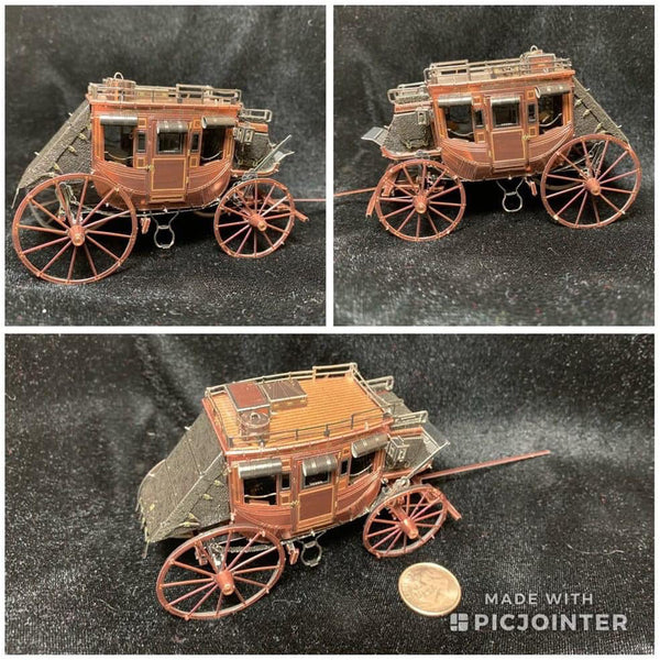 Collage van drie foto's van het gedetailleerde SlimSpul nederland b.v. Postkoets Metalen Bouwpakket - Historisch Wild West Voertuig op zwart, met één foto inclusief een muntstuk voor de schaal. Het miniatuur heeft vier grote wielen en ingewikkelde details.