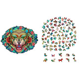 De Tijger Houten Puzzel (A4 formaat) - Krachtige Katachtige Figuurpuzzel van SlimSpul nederland b.v. toont een tijgerkop met groene ogen en rode bloemen; op de foto complete links, losse stukjes rechts voor dierenliefhebbers.