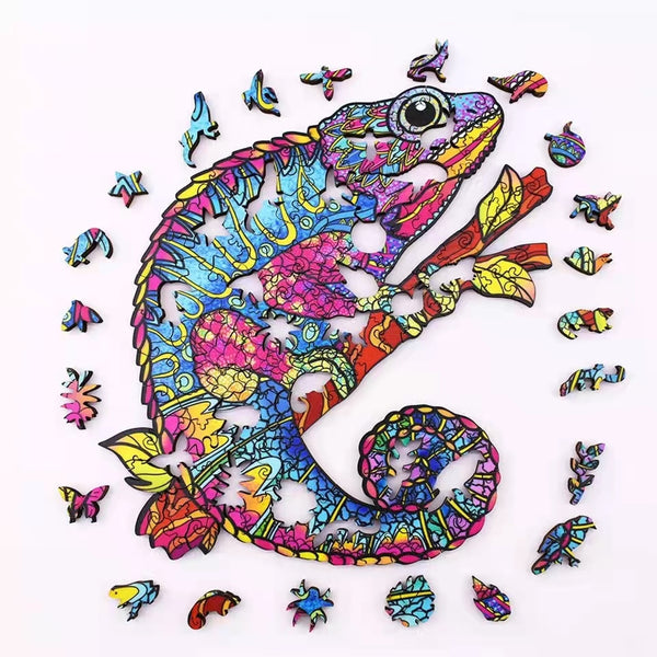 De Kameleon Houten Puzzel (A3 formaat) - Veranderlijke Reptiel Figuurpuzzel van SlimSpul nederland b.v. toont kleurrijke patronen en wordt omringd door unieke dierenfiguurstukken op een witte achtergrond.